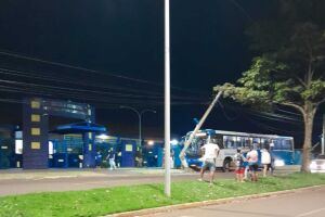 Ônibus bate em poste e deixa moradores sem energia em Dourados
