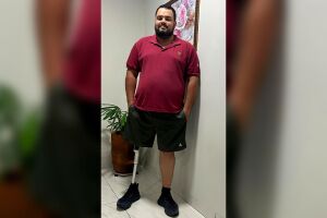 Vendedor que perdeu a perna ao ser picado por cobra sonha com prótese confortável