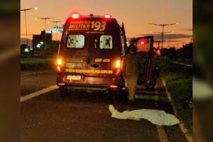 Motociclista bate em poste e morre na Duque de Caxias