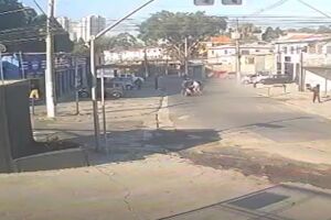 Mulher atropela ex-marido após ser agredida em motel horas antes (vídeo)
