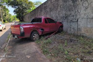 Picape faz conversão irregular e bate em moto na Avenida Guaicurus (vídeo)