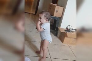 Sophie dando os primeiros passos