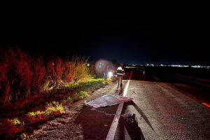 Ciclista morre atropelado e motorista foge sem prestar socorro na MS-134