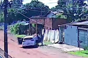 Vítima de tentativa de feminicídio foi cercada e obrigada a entrar em carro (vídeos)