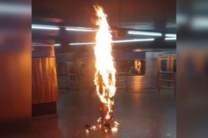 Homem em chamas é salvo por agentes de estação em SP (vídeo)