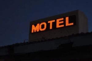 "Duro", homem leva duas mulheres para motel e chama a mãe para pagar