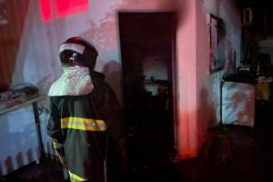 Incêndio destrói casa e mobiliza vizinhos em Três Lagoas; Pitbull é salvo das chamas