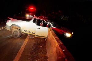 Motorista bate em mureta e fica à beira de cair de ponte em Ivinhema