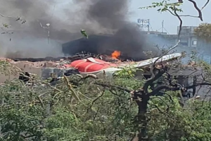 Avião com destino a Londres cai na Índia com 244 pessoas a bordo (vídeo)