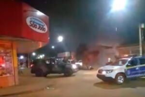 Motorista joga carro contra viatura do Choque e fere dois policiais no Lageado (vídeo)