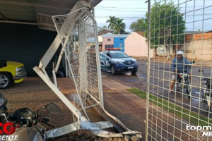 Motorista atropela homem e invade garagem na Nhanhá (vídeo)