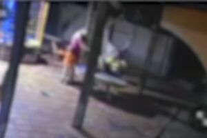 Criança correu para abraçar a mãe