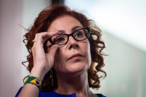 Condenada pelo STF, Carla Zambelli diz que deixou o Brasil
