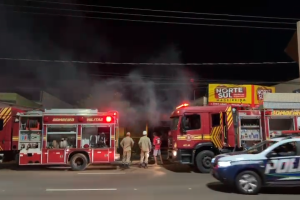 Fogo atinge antigo ponto de mototáxi e mobiliza bombeiros no Nova Campo Grande (vídeo)