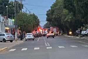 Jovem sofre fratura exposta em acidente entre carro e moto em Aquidauana