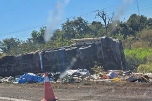 Carreta carregada com fiação elétrica tomba na BR-163, em Bandeirantes