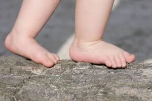 Bebê de 1 ano é resgatado na chuva com hipotermia e mãe é presa no MT