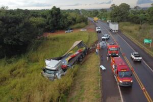 Motorista fica preso às ferragens em acidente entre carretas na BR-267, em Bataguassu