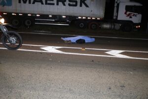 Motociclista bate de frente com carreta e morre na BR-060, em Chapadão do Sul