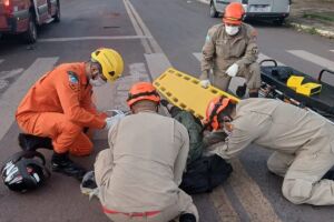 Mulher fratura costela em acidente entre carro e moto em Corumbá