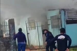 Incêndio devasta residência no Jardim Tijuca (vídeo)