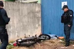 Motociclista morre em batida contra muro e portão em Dourados (vídeo)