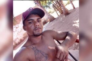 Homem é assassinado e mulher baleada dentro de casa em Coxim