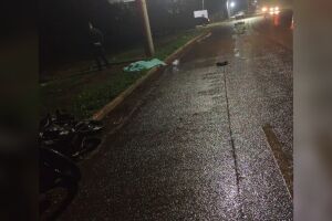 Motociclista bate em poste e morre no Zé Pereira
