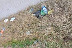 Sujeira e mato ao lado de condomínio preocupam moradores por risco de dengue no São Jorge da Lagoa