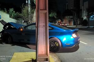Motorista perde controle e 'arrebenta' Mustang em muro na Rua 15 de Novembro (vídeo)