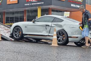 Mustang ficou com a lateral esquerda danificada