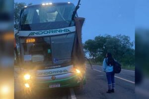 Ônibus foi atingido pela peça do caminhão