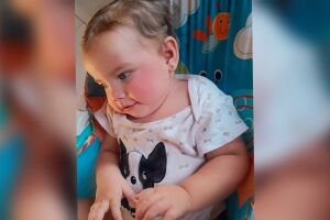 Com diagnóstico de autismo e hipotonia, bebê de 11 meses espera há 6 meses por fisioterapia no SUS