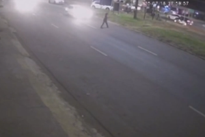 Câmera de segurança flagra atropelamento de mulher na Duque de Caxias (vídeo)