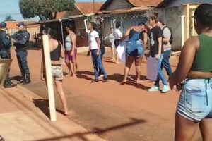 Mulheres ameçaram bater em mãe de bebê 