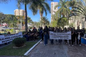 Protesto ocorreu no Paço Municipal 