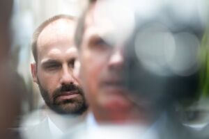Licença acaba e futuro de Eduardo Bolsonaro na Câmara fica incerto