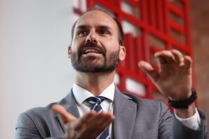 Petistas veem uma "única saída" para Eduardo Bolsonaro no tarifaço