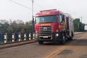 Caminhonete bate em árvore e uma pessoa morre na BR-262