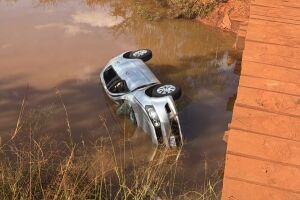 Mãe e filha morrem e criança é socorrida em queda de carro na MS-141