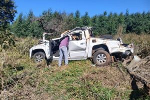 Na 'curva da morte', motorista capota caminhonete e é socorrido na BR-060