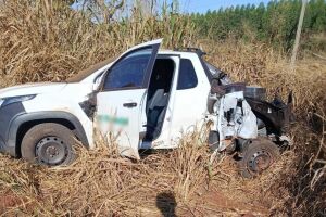 Pick-up de empresa florestal tem traseira destruída após batida com caminhão na BR-262