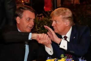 Trump acusa Brasil de "caça às bruxas" e cobra: "Deixem Bolsonaro em paz!"