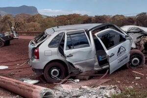 Carro bate em poste e fica destruído em acidente na BR-262