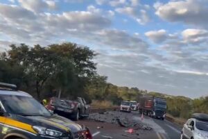 Motorista morre em batida entre caminhonete e carreta na BR-163 (v&iacute;deo)