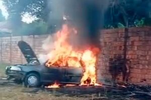 O carro pegou fogo durante a manhã de hoje