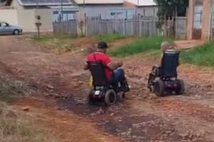 No Santa Emília, moradores e cadeirantes sofrem com ruas sem asfalto há meio século (vídeo)