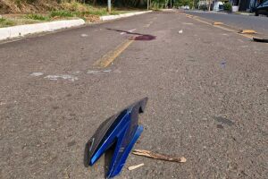 Ondulação no asfalto causa acidente e motociclista fica em estado grave no Silvia Regina (vídeo)