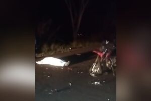 Batida entre motos mata idoso e deixa uma pessoa ferida na MS-157, em Itaporã (vídeo)