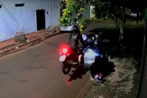 Os jovens aproveitam o role para empinar as motos